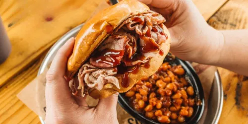 Sonny's BBQ - 소방관 및 응급 구조 요원 대상 무료 Pork Big Deal