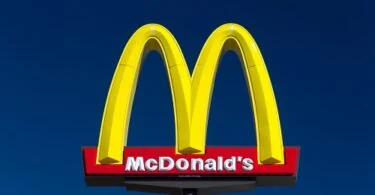 맥도날드 무료 맥너겟(McNuggets) — $2 구매 시 6조각 증정